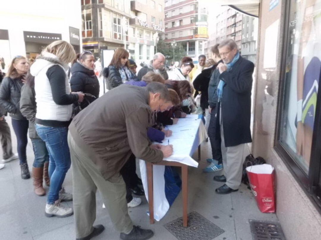 PRB recoge firmas para apoyar la Moción en la que exigen una Unidad de Radioterapia para el Hospital del Bierzo.