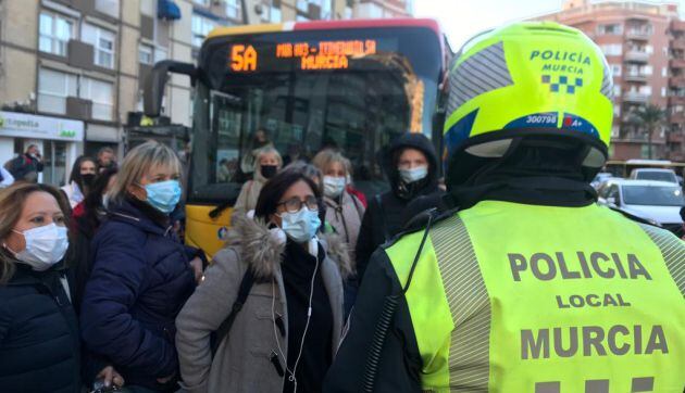 Un agente de la Policía Local conversa con las usuarias de la línea de autobús 5A