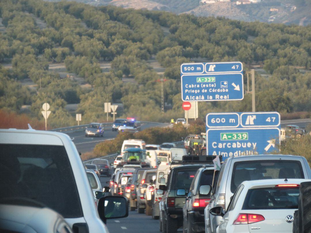 Atascos por las protestas de los agricultores en Lucena 