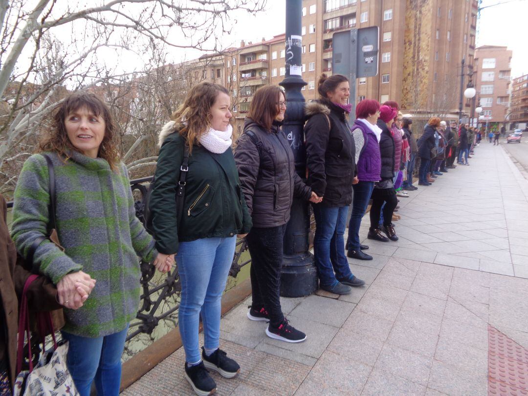 Cadena humana en el puente del Duero