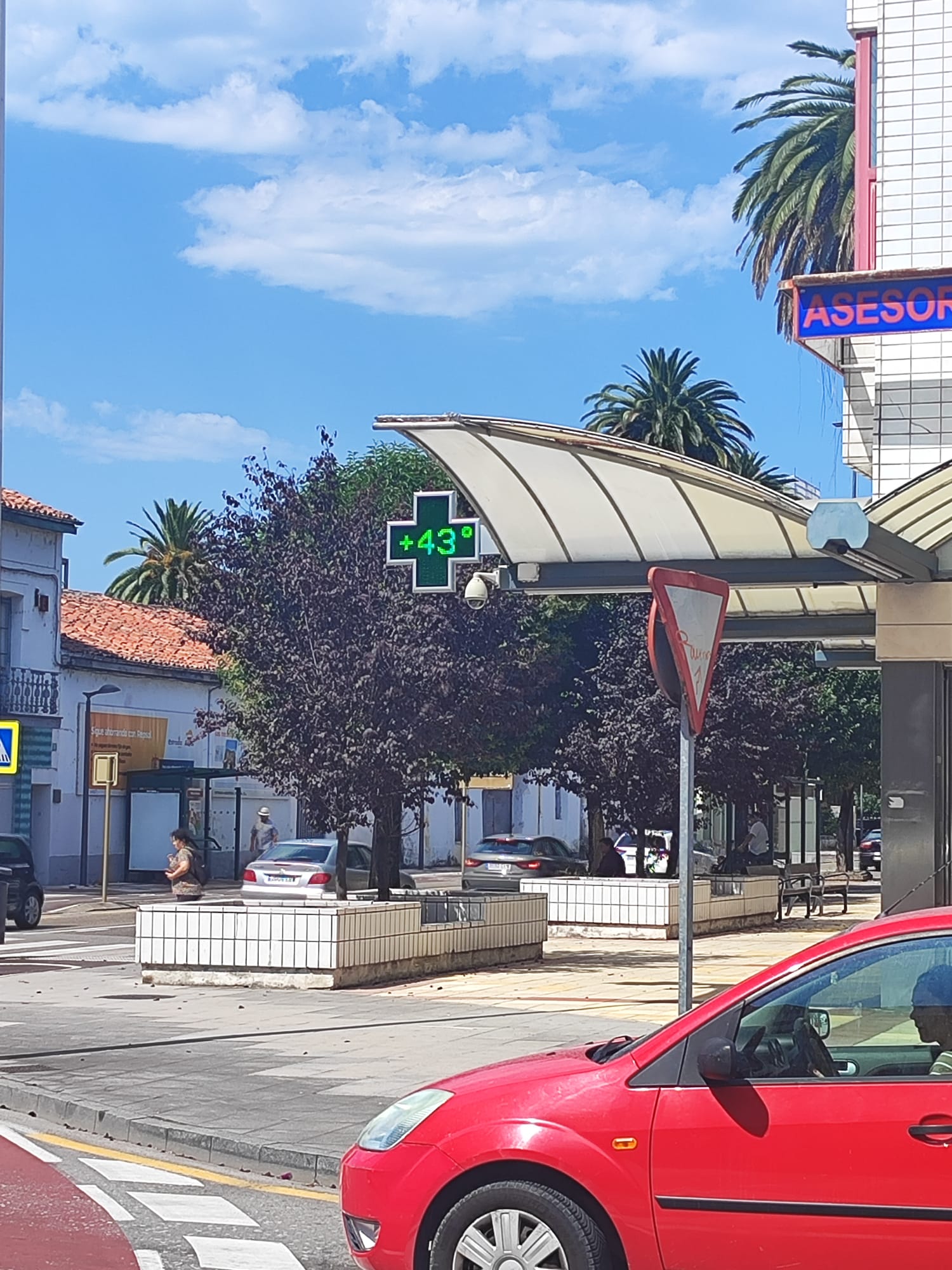 Termómetro de una farmacia en Torrelavega. Andrés Villalón