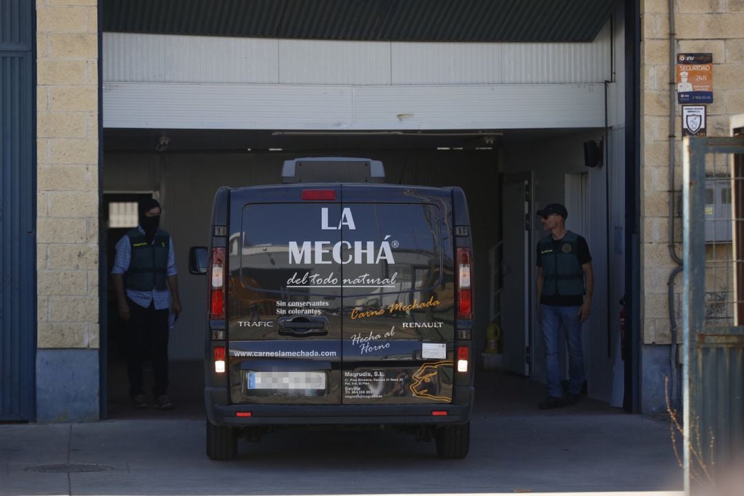 Registro de la Guardia Civil en la nave de Magrudis junto a sus propietarios.