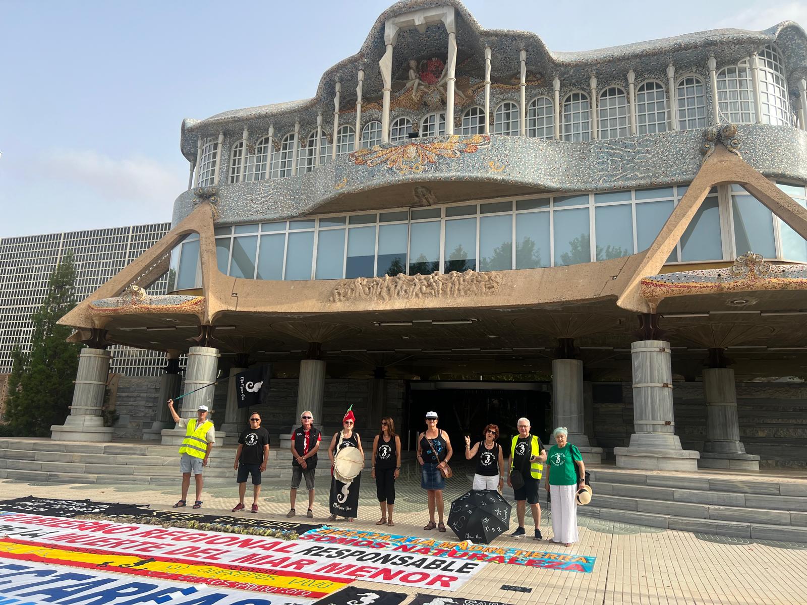 Protesta a las puertas de la Asamblea Regional de las asociaciones vecinales y ecologistas contra la reforma de la Ley del Mar Menor