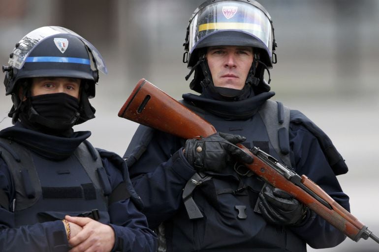 Policía francesa durante la operación antiterrorista de este miércoles en Saint-Denis