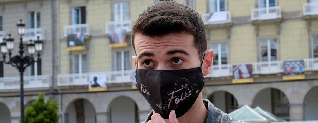 Daniel Mosquera, hostelero de un pub, realiza declaraciones a la prensa durante la sentada que los hosteleros de A Coruña