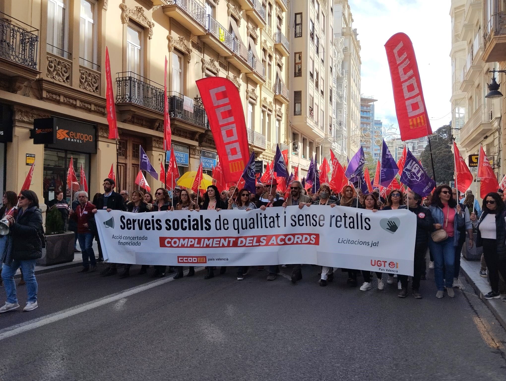 UGT y CCOO protestan contra el &quot;desmantelamiento&quot; de los servicios sociales por parte del Consell