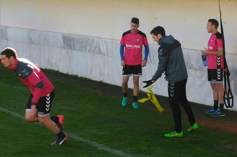 Aketxe (dcha) observa a Dani y Galas en el entrenamiento de este jueves