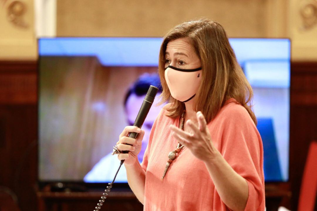 La presidenta del Govern, Francina Armengol, en el pleno del Parlament.