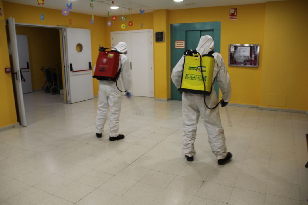 Efectivos de la UME de León desinfectan la entrada de la Residencia El Alamillo en su primera visita en días pasados