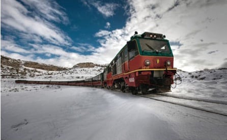 El expreso de la Robla a su paso por León en pleno invierno.