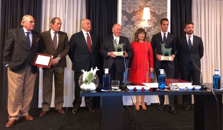 De izquierda a derecha, los ganaderos Antonio y Eduardo Miura, el empresario de la Maestranza, Ramón Valencia; el ganadero de Torrestrella, Álvaro Domecq; Rosana González, directora del Hotel Colón; el diestro Pepe Moral y el gerente de Turismo, Antonio J