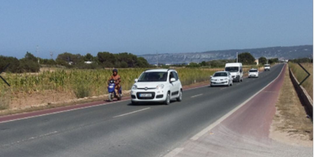 Vehículos circulando por una de las carreteras de Formentera