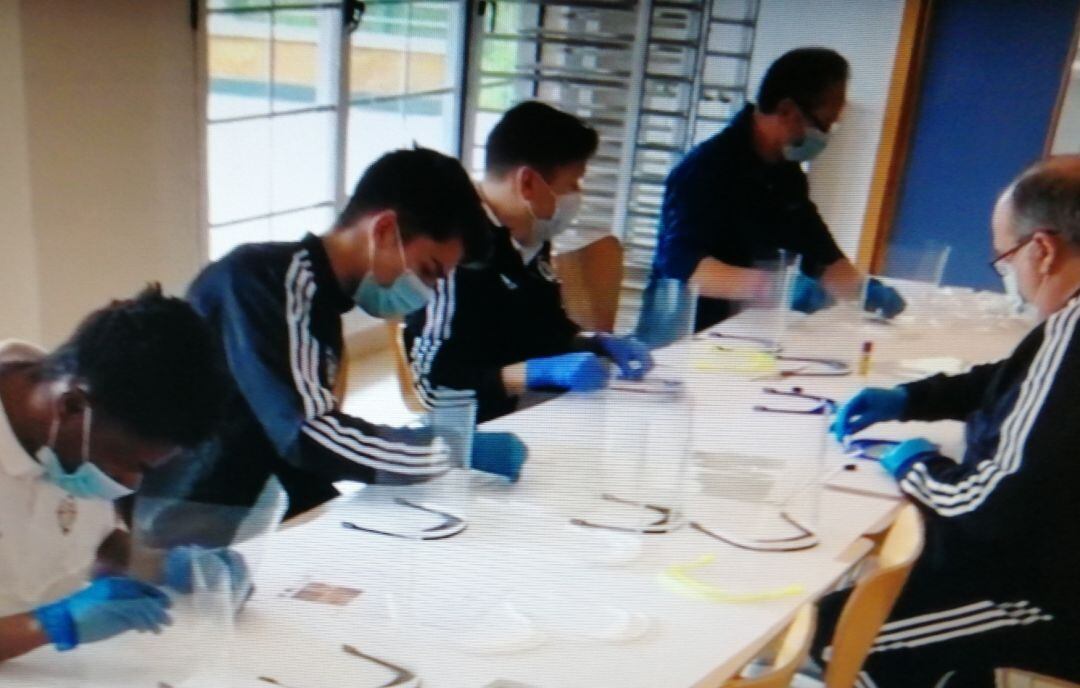 Jugadores del Real Valladolid colaborando en la fabricación de las máscaras