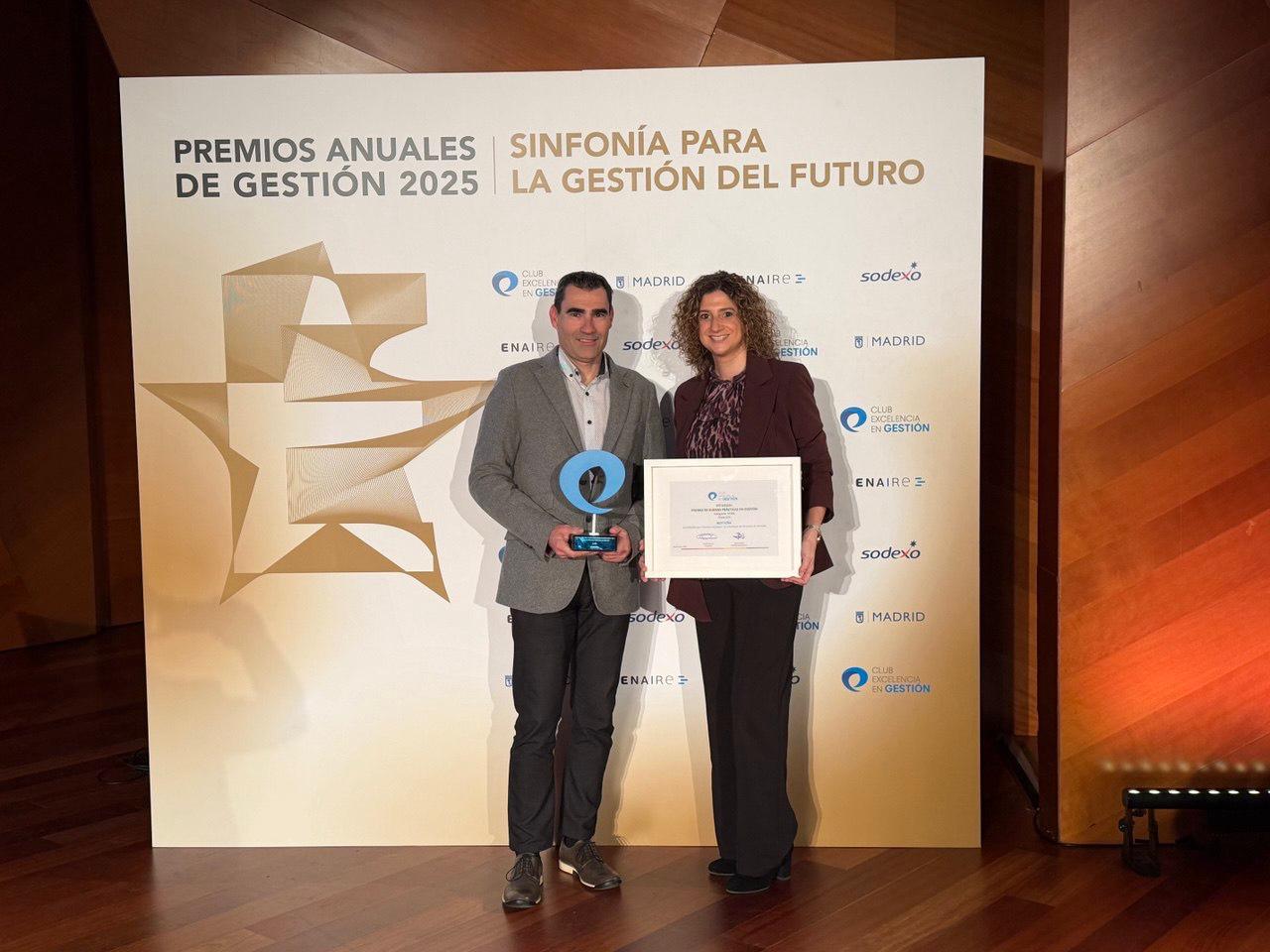 Jorge Bermejo, CEO de Norteña, con su responsable de Recursos Humanos, Sara Moreno en un momento de la entrega del premio a las Buenas Prácticas del Club Excelencia en Gestión