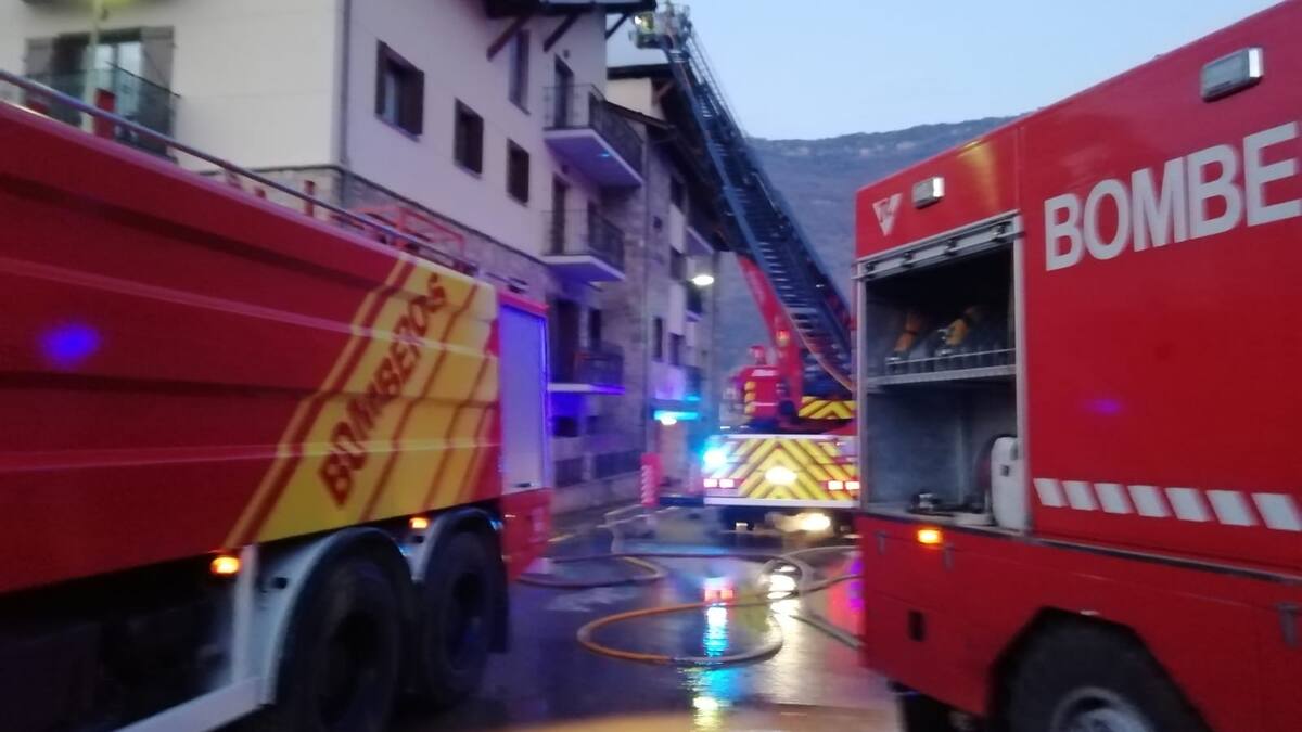 Arden cinco apartamentos en Campo y el fuego llega a cuatro bloques de viviendas
