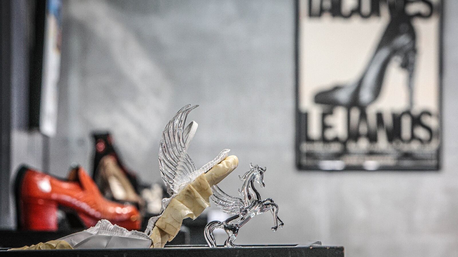 El nombre de la exposición es un guiño a la película "Tacones Lejanos" de Pedro Almodóvar