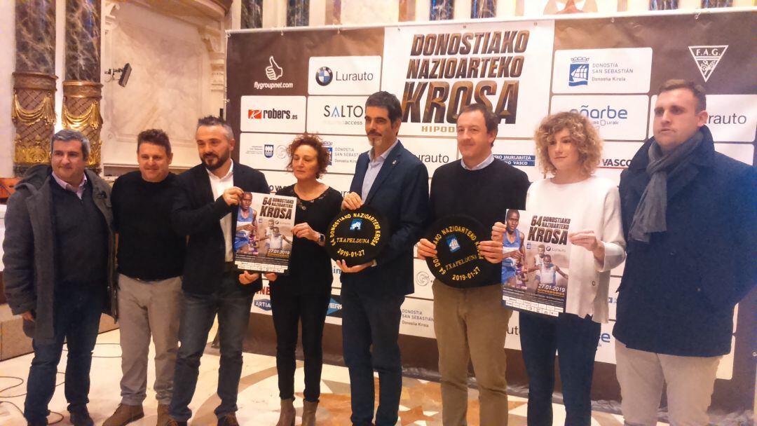 Instituciones, patrocinadores y organizadores en la presentación del Cross Internacional de San Sebastian