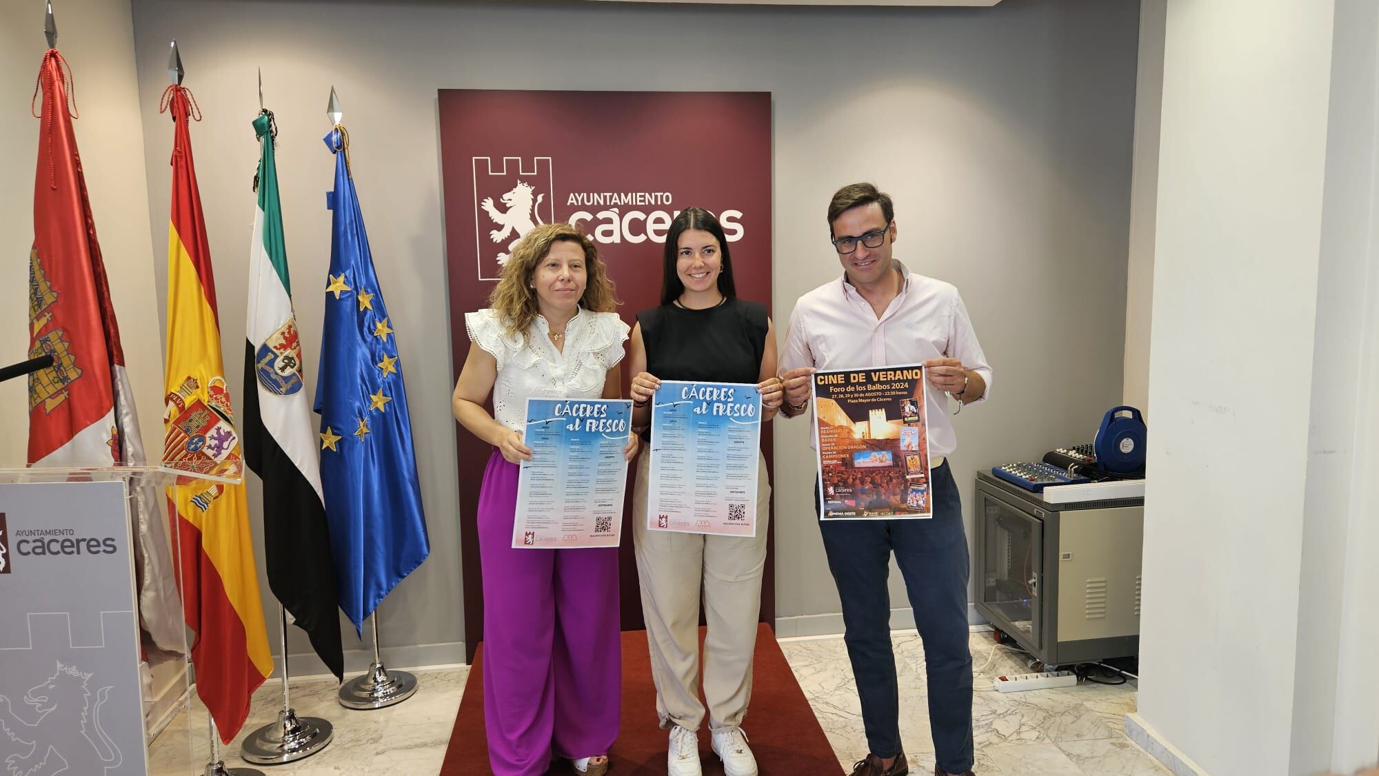Jacobi Ceballos, concejala de Participación Ciudadana, y Jorge Suárez, concejal de Cultura, junto a una representante de Animatx, empresa encargada de parte de las actividades de 'Cáceres al fresco'.