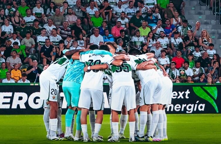 Los jugadores del Elche se conjuran antes de un partido esta temporada