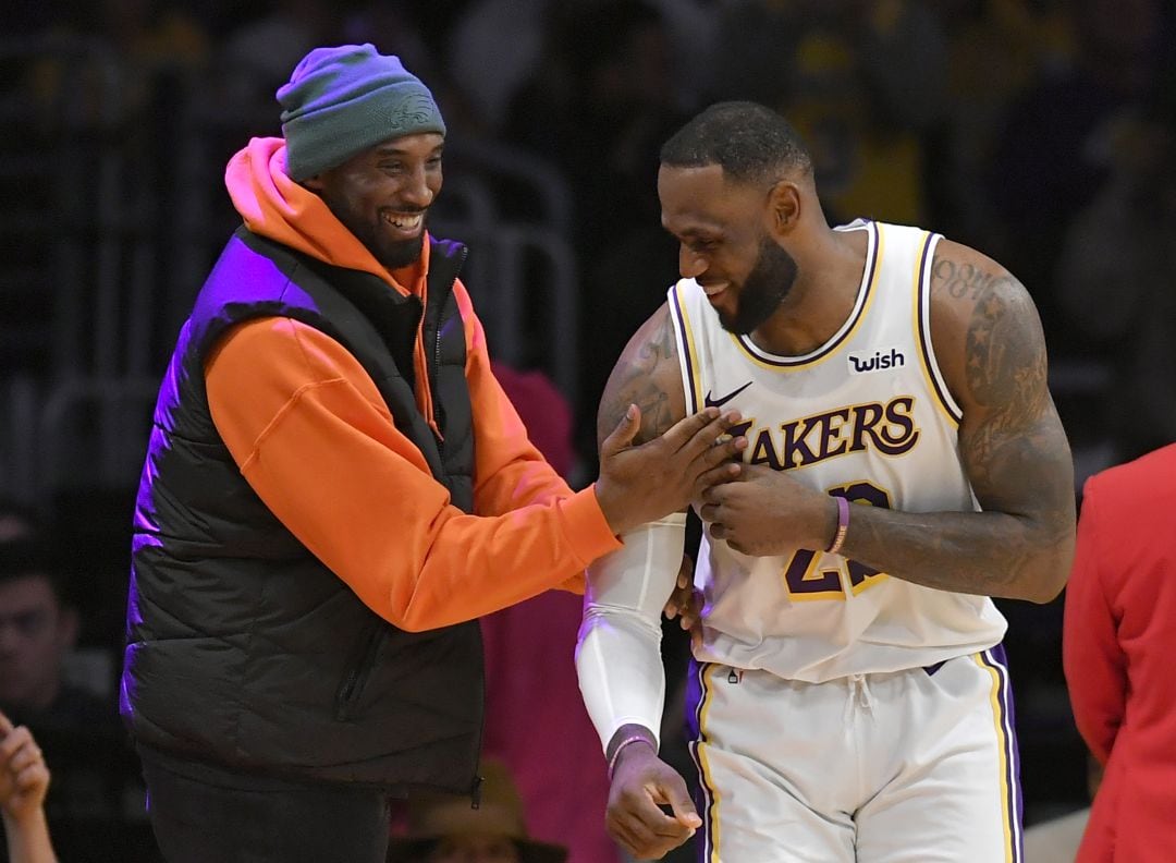 Bryant y James, durante un partido de los Lakers contra los Dallas Mavericks en diciembre de 2019. 