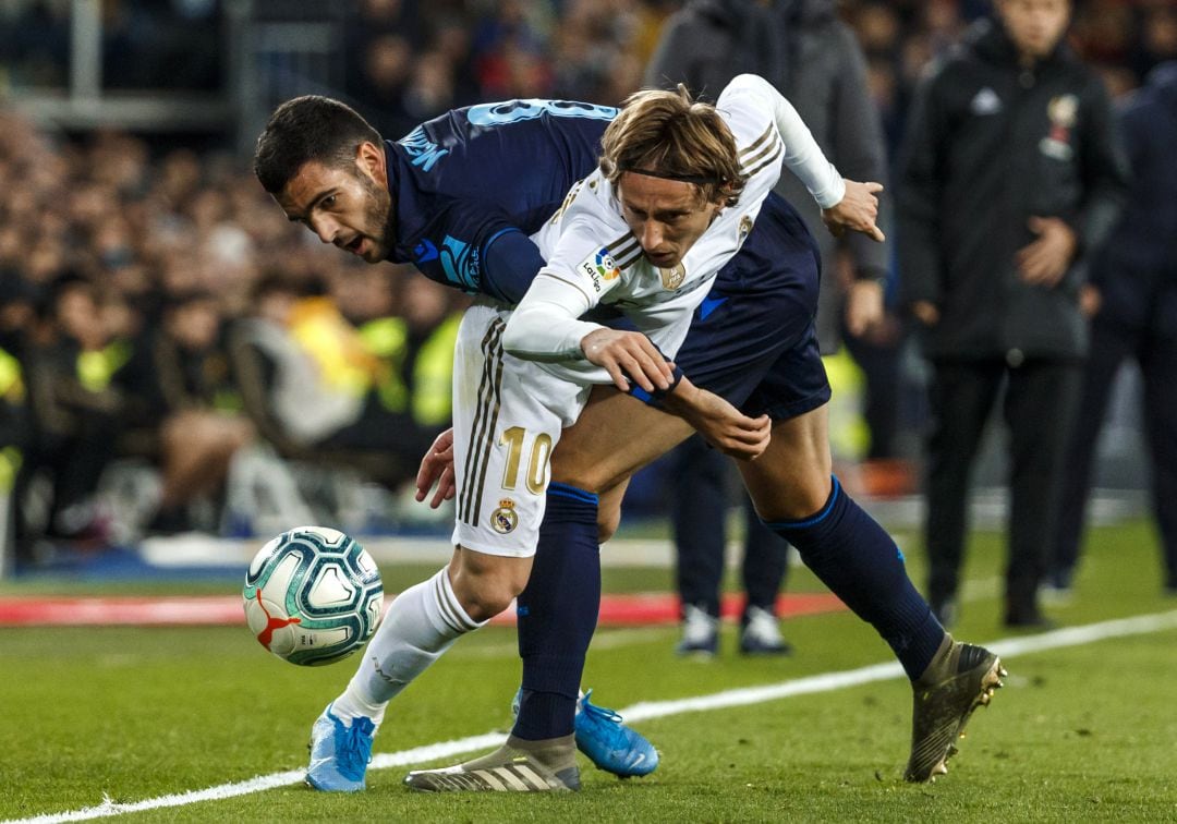 Modric y Merino disputando un balón en el Bernabéu