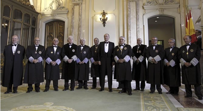 El rey Juan Carlos junto al presidente del CGPJ y del Supremo, Gonzalo Moliner (5d), posa para la foto de familia antes de presidir la ceremonia de apertura del Año Judicial