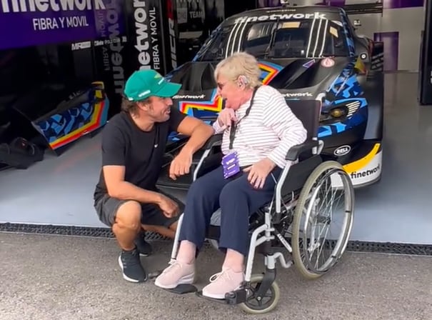 Fernando Alonso conoce a la abuela Paqui.