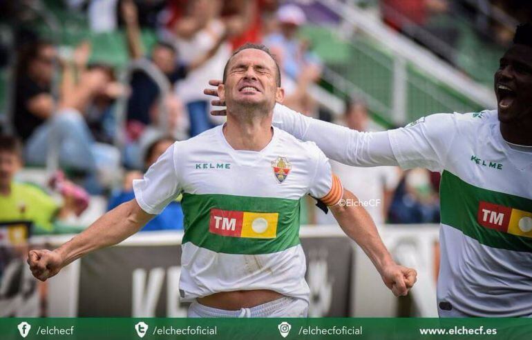 Nino celebra uno de sus goles la pasada Liga con el Elche 