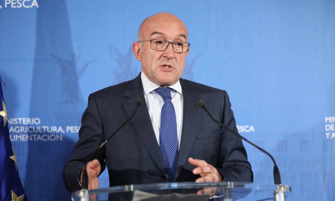 El consejero de Agricultura, Ganadería y Desarrollo Rural de la Junta de Castilla y León, Jesús Julio Carnero, donde se aborda el &#039;Futuro de la PAC y su aplicación en España&#039;, en la sede del Ministerio.