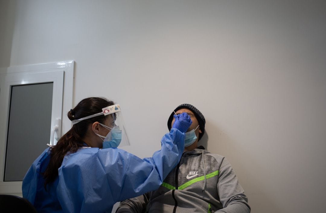 Un hombre se somete a una prueba PCR.