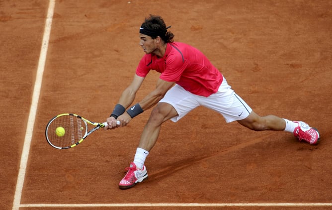 El tenista español Rafael Nadal devuelve la bola al serbio Novak Djokovic durante la final de Roland Garros jugada hoy domingo 10 de junio de 2012 en París, Francia.