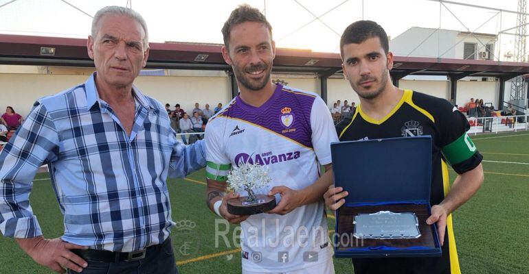 De izquierda a derecha, José López, presidente del Begíjar CF, Higinio Vilches, capitán del Real Jaén y Álvaro Jandra, capitán del Begíjar.