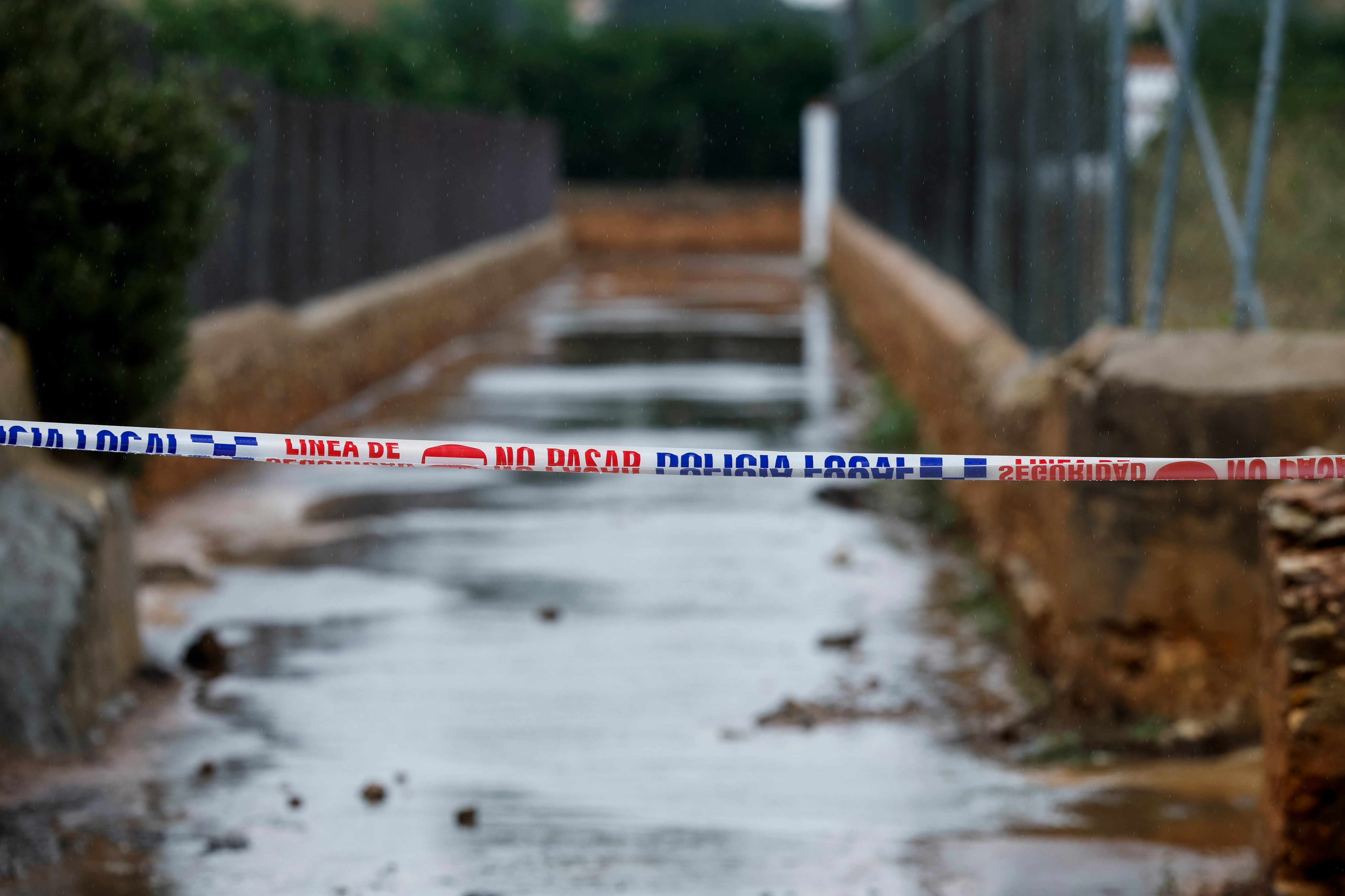 CARCAIXENT (VALENCIA), 23/10/2024.- Detalle de un camino cortado en Carcaixent donde las lluvias que están afectando a la Comunitat Valenciana en los últimos días han acumulado más de 130 litros por metro cuadrado. EFE/Biel Aliño
