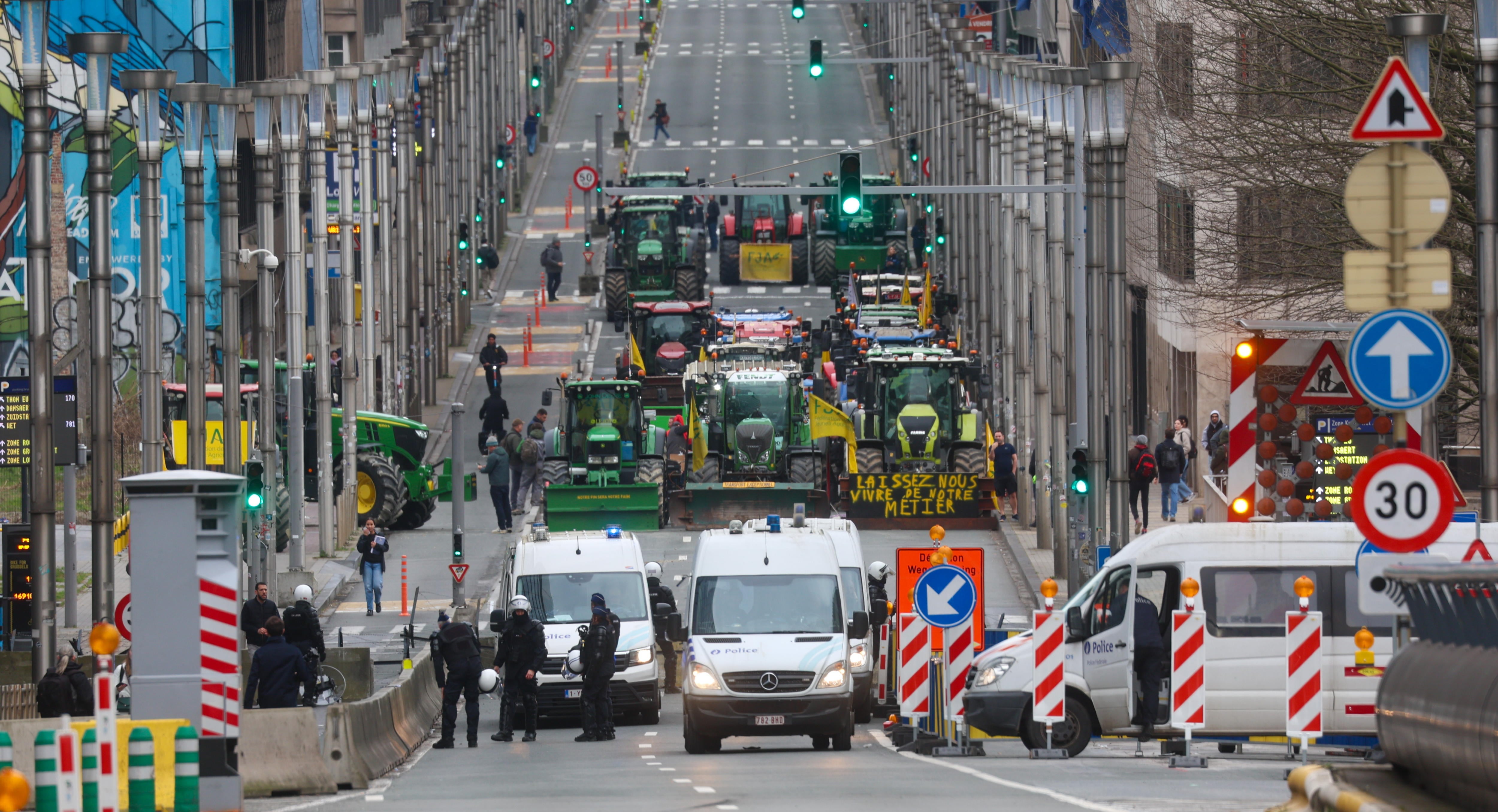 Agricultores protestan en las inmediaciones de las instituciones europeas en Bruselas.