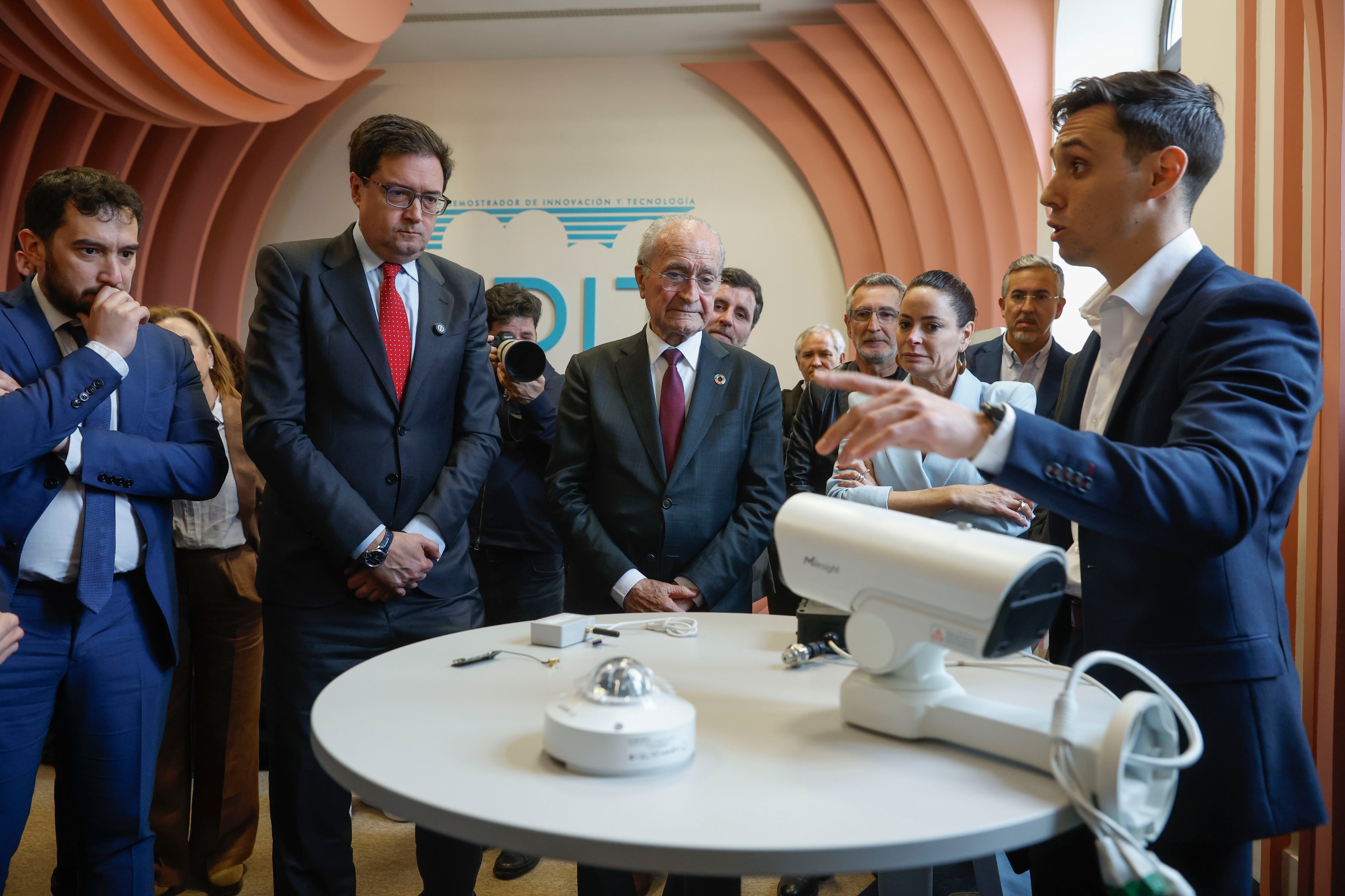 MÁLAGA, 19/03/2026.- El ministro para la Transformación Digital y de la Función Pública, Óscar López (2i), y el alcalde de Málaga, Francisco de la Torre (c), durante la presentación este jueves en Málaga del proyecto 'Centesimal', que tiene como principales objetivos la mejora de la eficiencia energética, la monitorización de los niveles de contaminación y conocer la salud estructural de más de 200 edificios de la ciudad. EFE/ Jorge Zapata