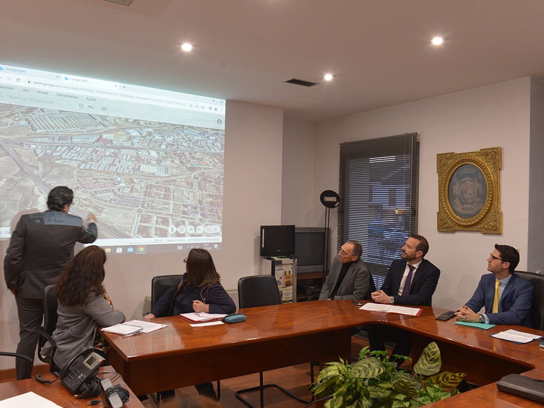 El alcalde de Valdemoro, David Conde, durante la reunión con el consejero Viciana el pasado mes de marzo