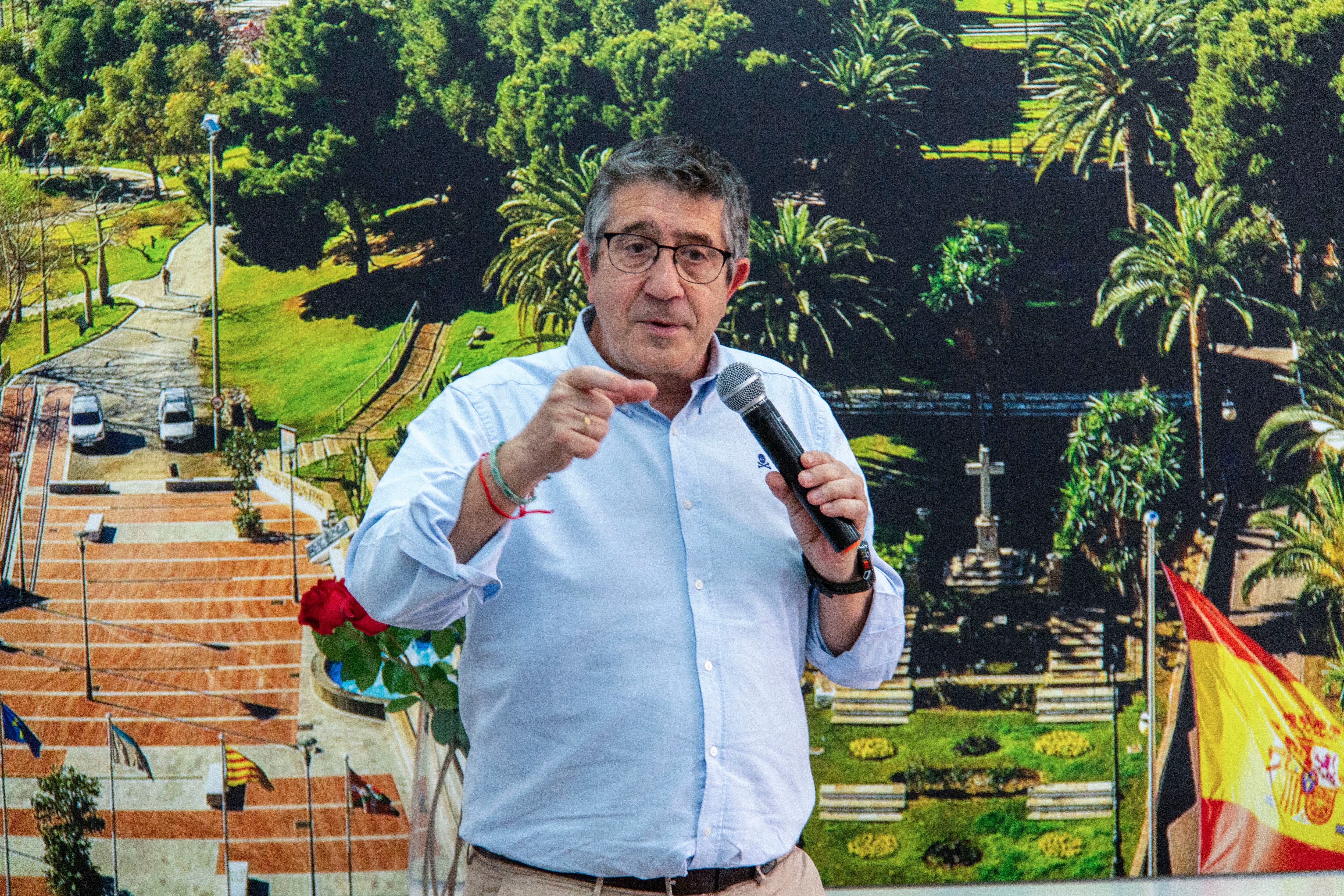 El portavoz socialista en el Congreso , Patxi López, en un acto en la sede del PSOE en Motril, en el que se han abordado los retos del socialismo en el siglo XXI, este sábado. EFE/Alba Freixas