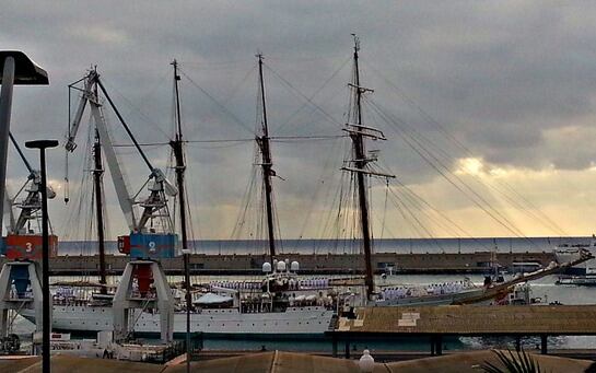 El 'Juan Sebastián de Elcano' atraca en Santa Cruz de Tenerife