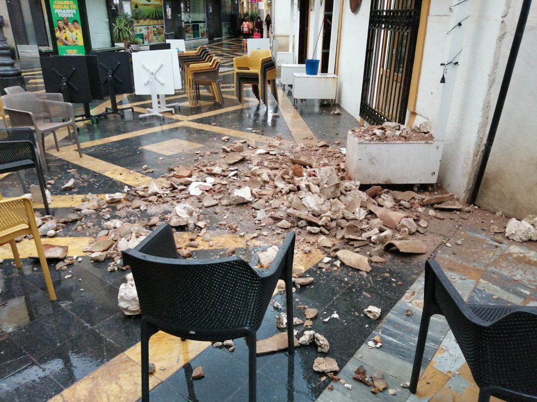 Caída de una cornisa en calle Corredera