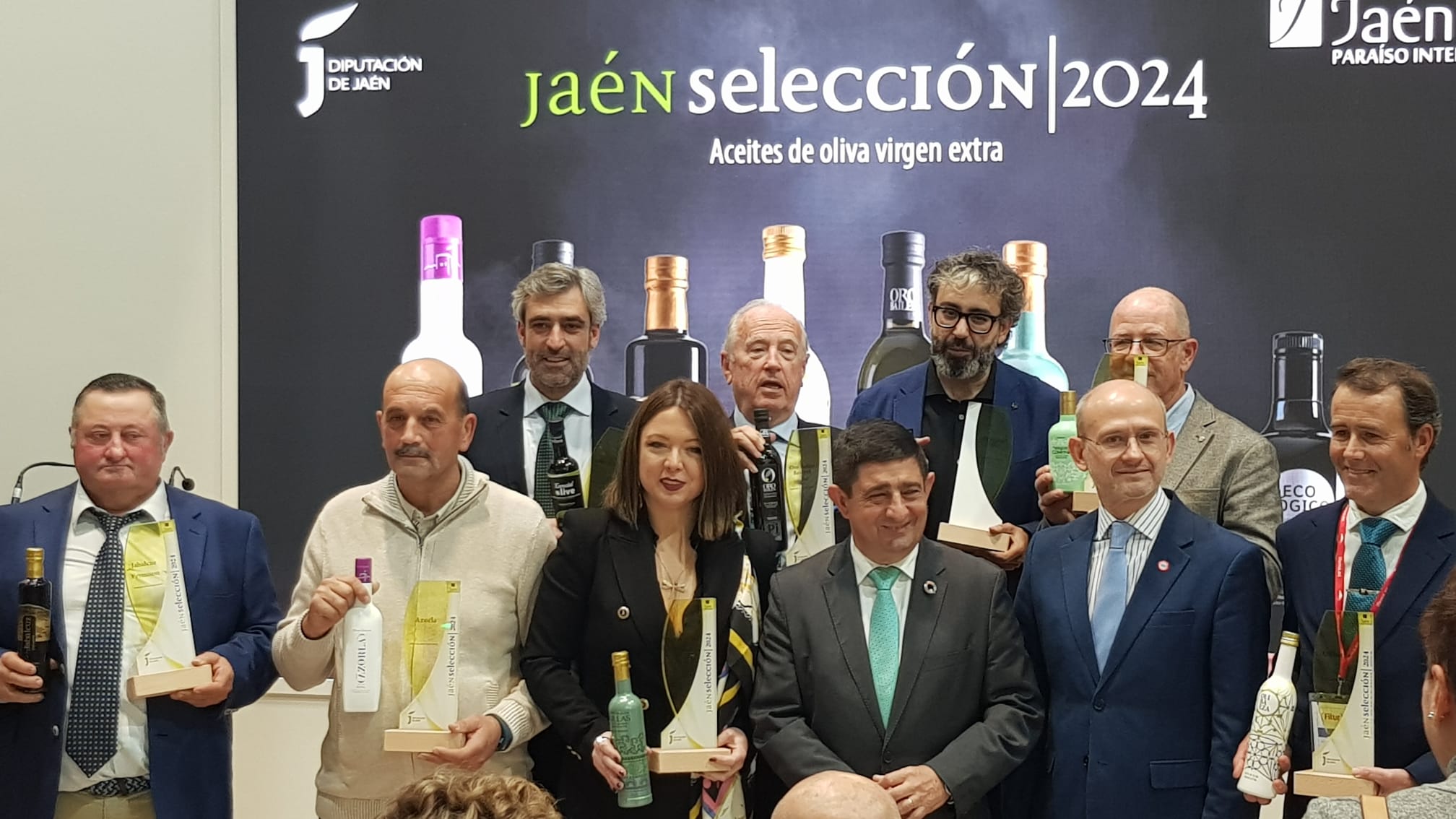 Foto familia entrega de los distintivos Jaén selección en Fitur 2024