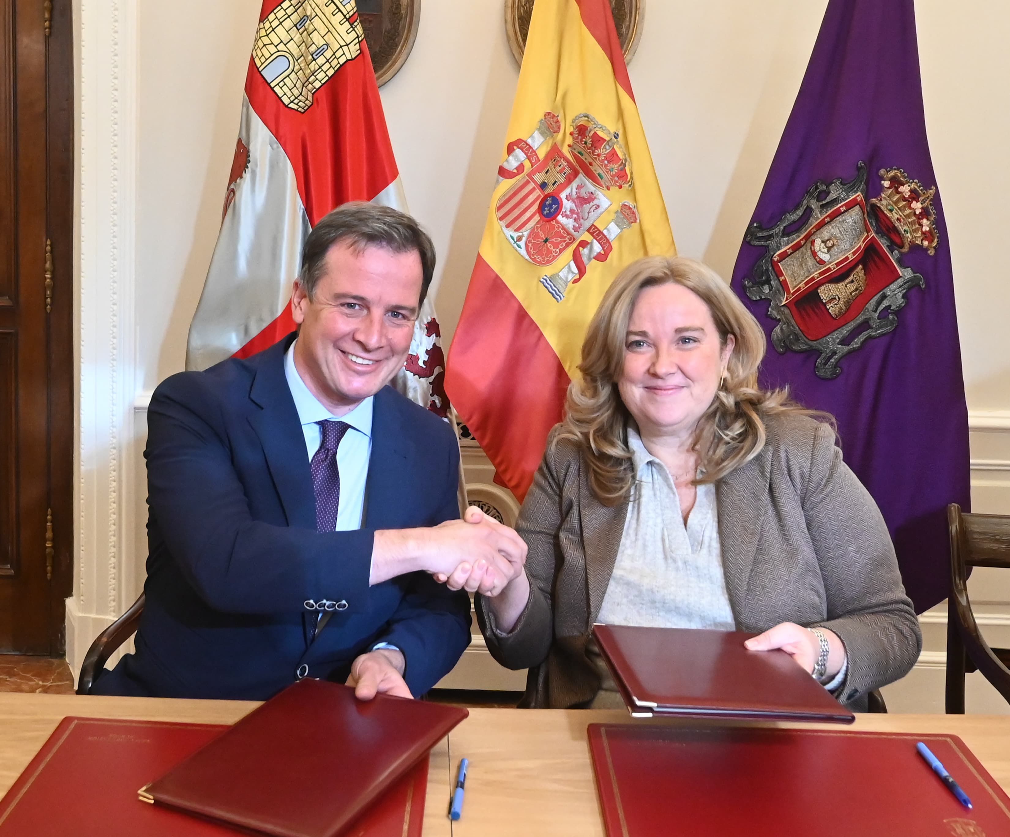 Cristina Ayala, alcaldesa de Burgos, y Borja Suárez, presidente de la Diputación provincial, hace unos días, durante la firma de un convenio