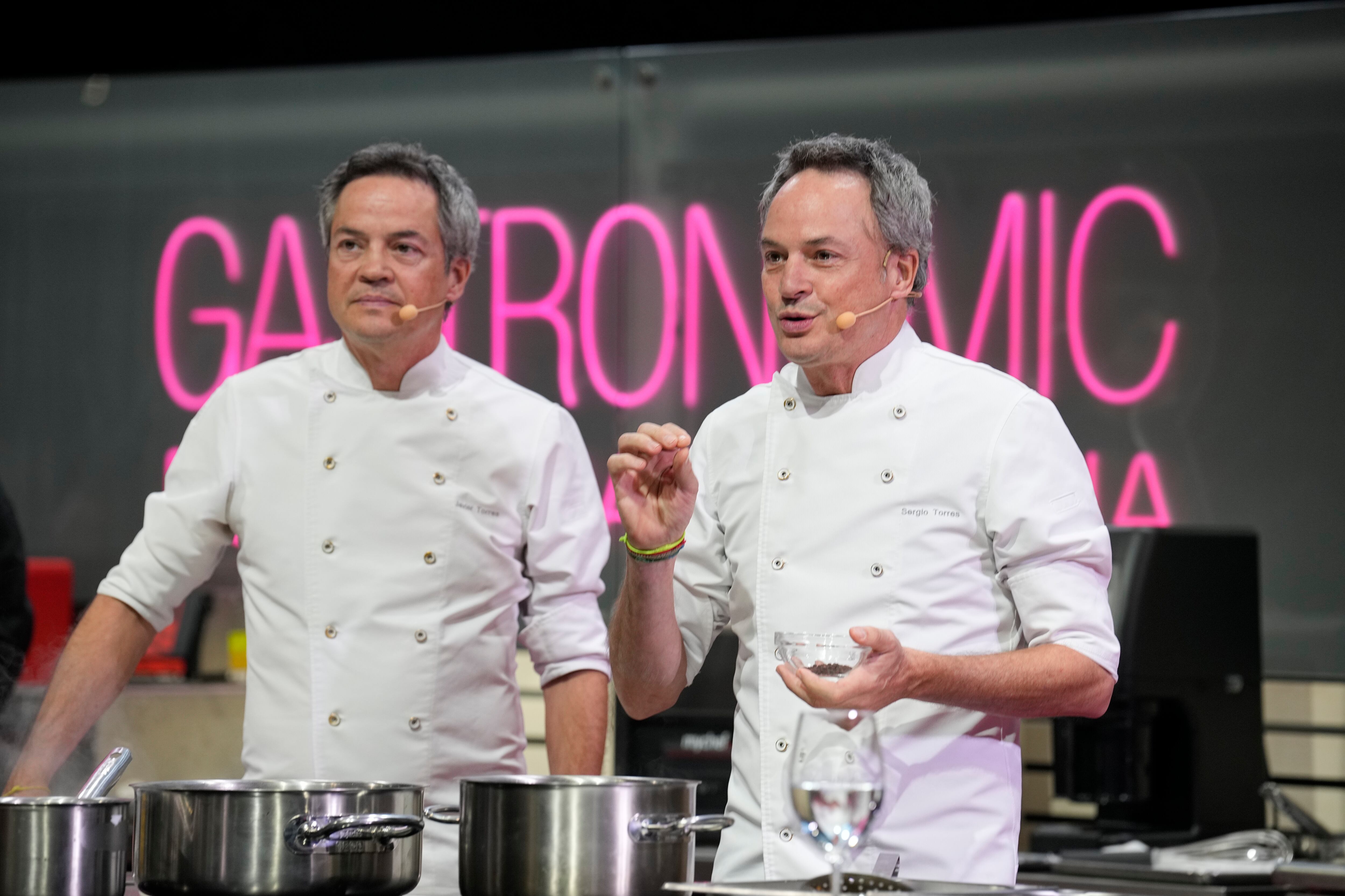 GRAFCAT4209. BARCELONA, 03/11/2025.- Los chefs Javier (i) y Sergio (d) Torres durante la ponencia que han realizado en la XXVI edición del salón de hostelería, gastronomía y &quot;food service&quot; Gastronomic Forum, que ha comenzado este lunes en el recinto Montjuïc de Fira de Barcelona, y que en esta ocasión pone el foco en la nueva cocina catalana y en el salto de la charcutería a la alta cocina. EFE/Alejandro García
