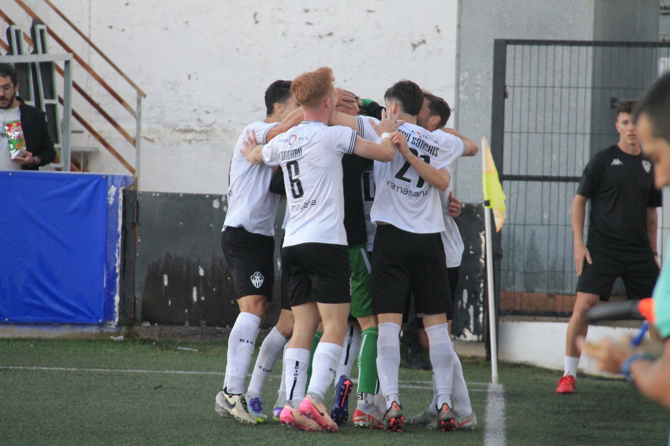 El Ontinyent 1931 celebra uno de los goles frente a la UD Alzira