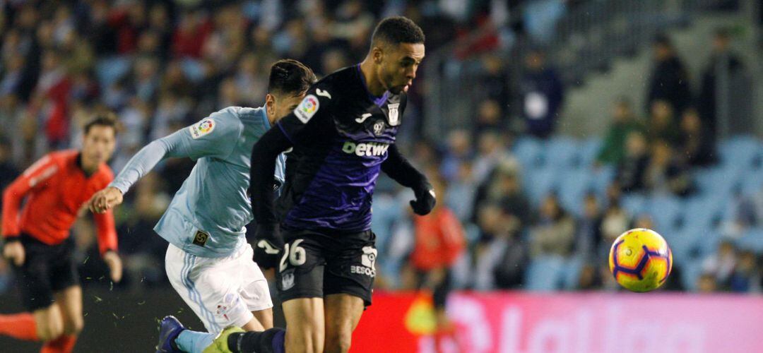 El delantero marroquí del Leganés Youssef En-Nesyri (d) escapa de David Costas, del Celta, durante el partido de Liga en Primera División disputado en el estadio de Balaídos, en Vigo.