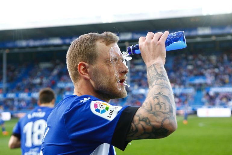 John Guidetti se refresca durante el partido.