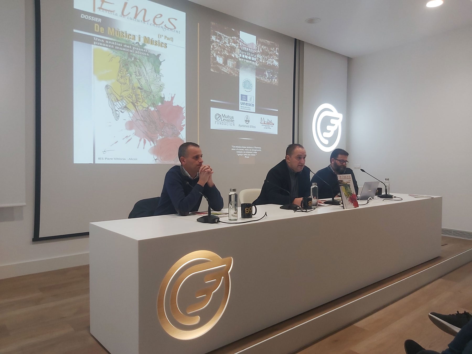 La oresentació va tindre les intervencions del director del centre, Toni González, el cap de redacció, Lluís Vidal i el regidor d'Educació, Alberto Belda, en aquest ordre