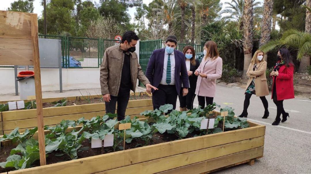 El presidente López Miras durante la visita a un centro educativo en Alguazas