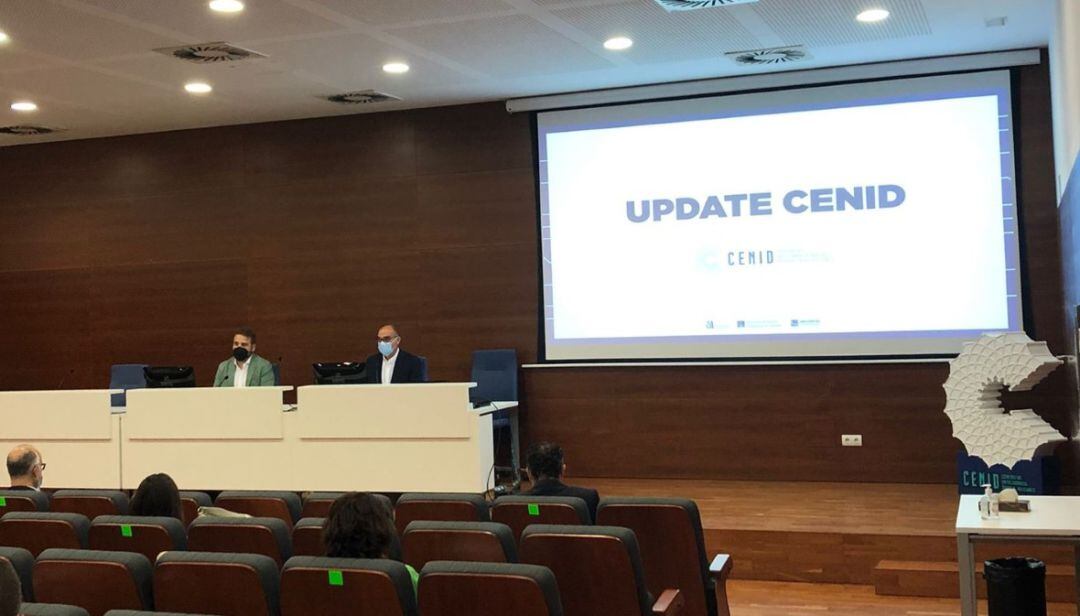 El diputado Adrián Ballester (i) y Manuel Palomar, durante la presentación del informe de conclusiones de la actividad del centro durante 2020