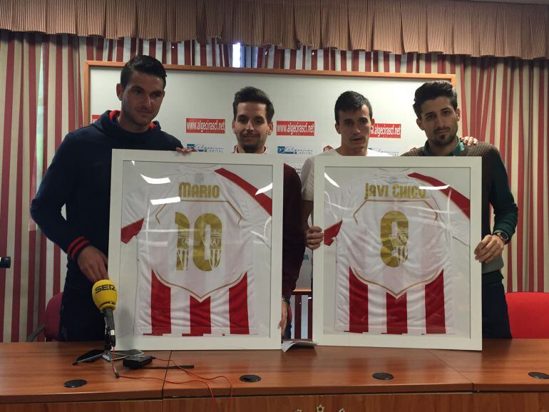Mario y Javi Chico posan con sus camisetas.