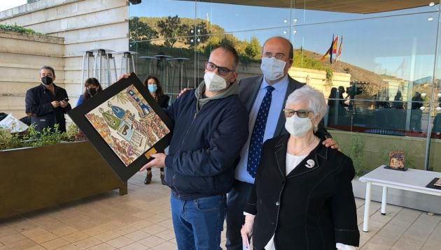 El hijo y la mujer de Paco Alarcón, junto al vicepresidente de la Junta de Castilla-La Mancha, José Luis Martínez Guijarro.